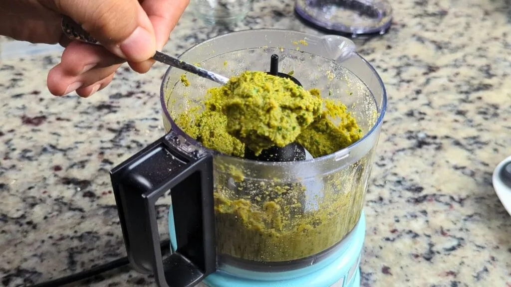 Make customize green curry in a blender